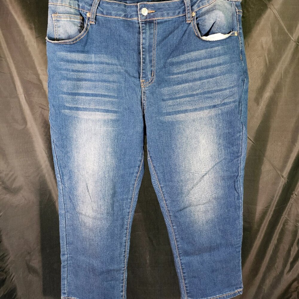 Acid washed cropped jeans. Size 4XL